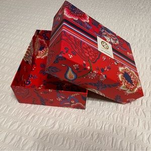 Tory Burch Love Relentlessly Perfume box